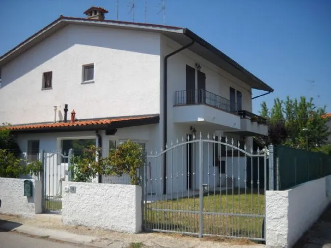 Affittasi bella villetta a pochi passi dal mare a Lido degli Scacchi (Rif. 35)