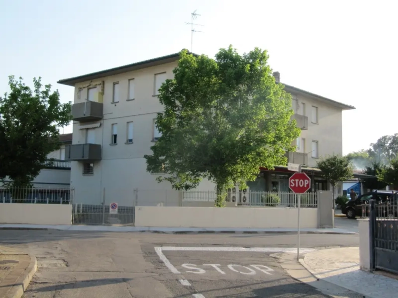 Rent large two-bedroom apartment in small, quiet building near the sea (Ref. 01)