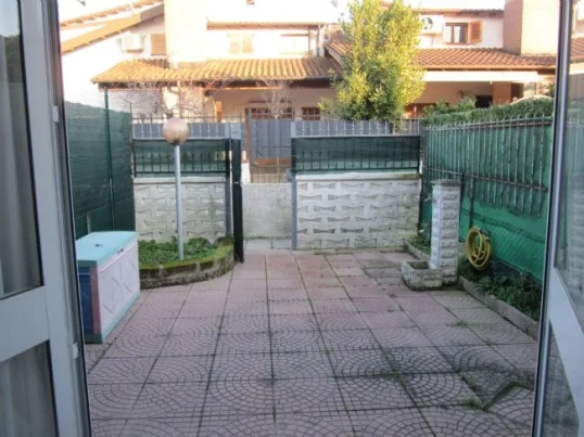  	Villetta su due livelli con due giardini di proprietà esclusiva
