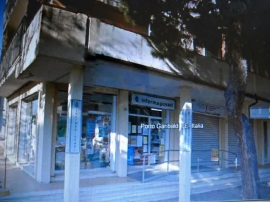 Vendesi locale commerciale di ampia metratura a Porto Garibaldi