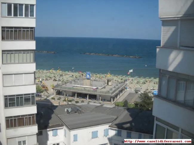Affittasi ampio trilocale con bellissima vista mare